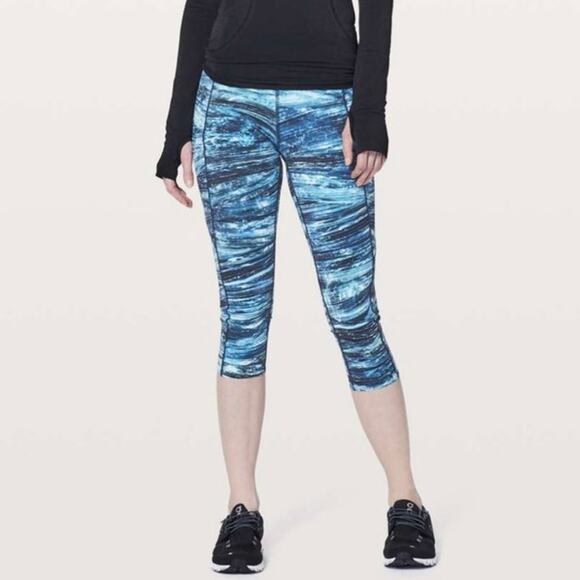 Lululemon Shorelines Multi Blue Fast & Free Crop Leggings Size 6 - Picture 1 of 10